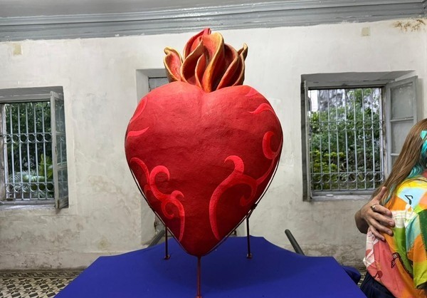 imagem do “Coração de Dom Helder” é colocado no Galo Gigante e marca momento inédito no Carnaval do Recife